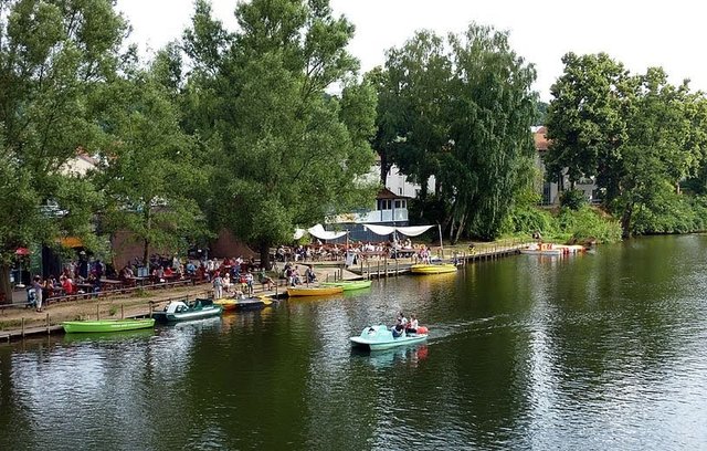 Tretboote auf der Lahn an einem Sommertag