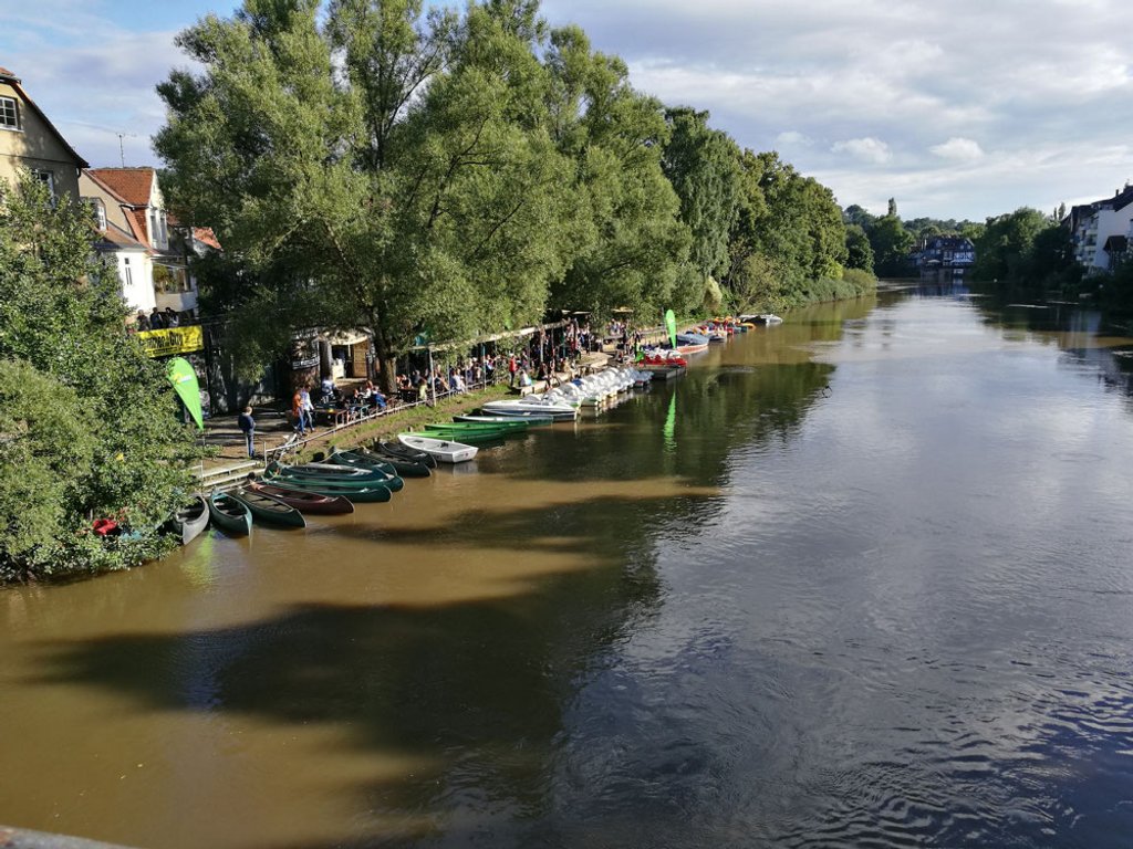 Panoramablick von der Brücke auf die Lahn mit Booten am Ufer