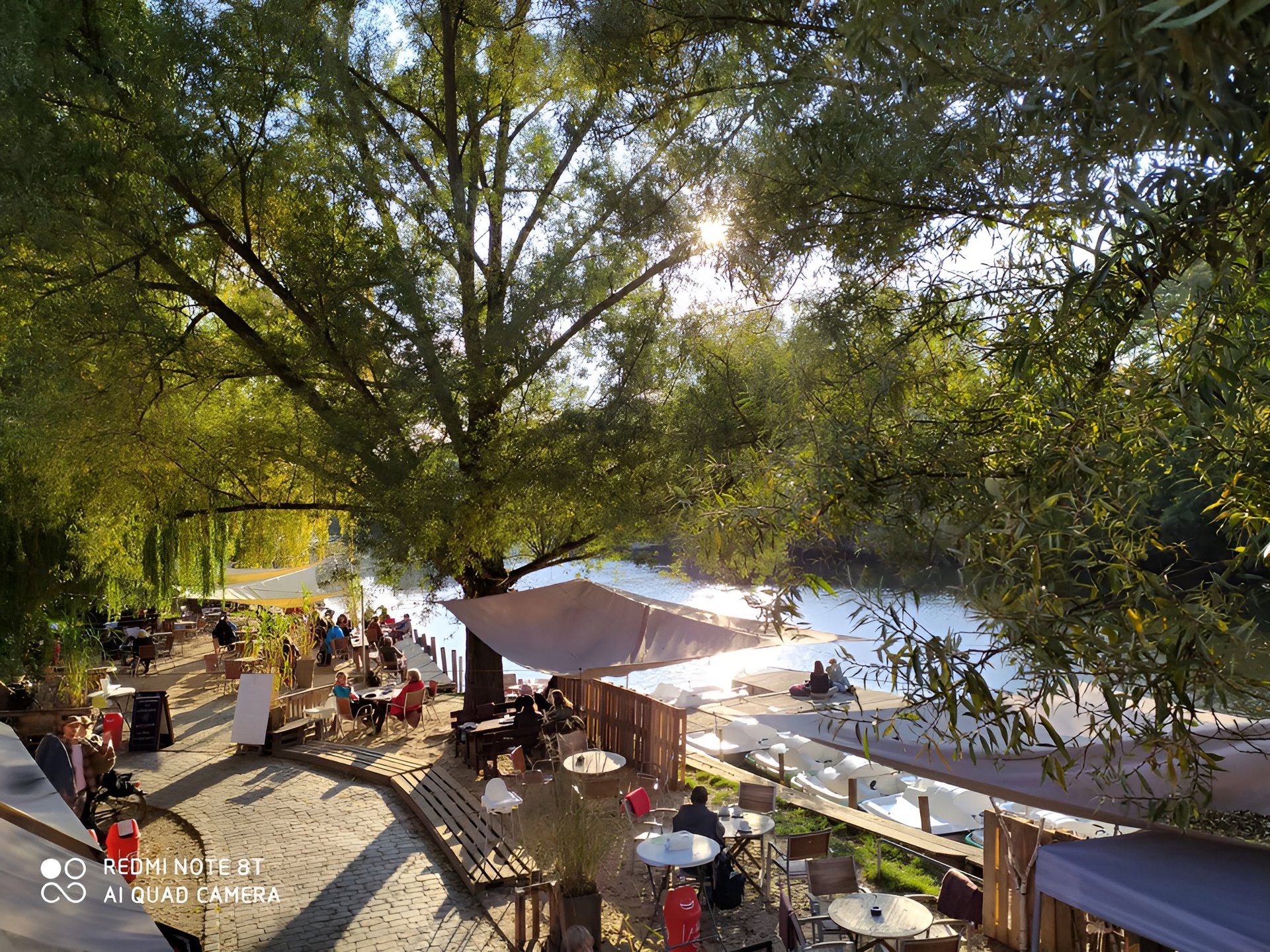 Goldene Stunde an der Terrasse des Ufercafé Gischler am Fluss Lahn