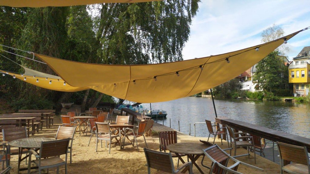 Sandstrand-Terrasse mit Sonnensegel und Blick auf die Lahn