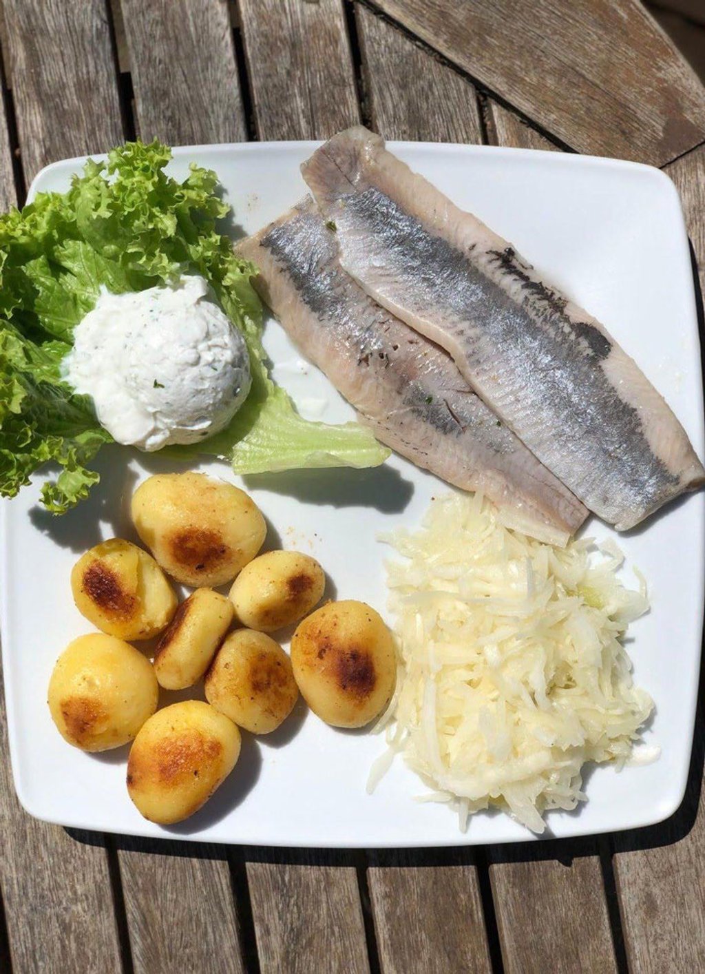 Matjesfilet mit Bratkartoffeln, Krautsalat und Kräuterquark