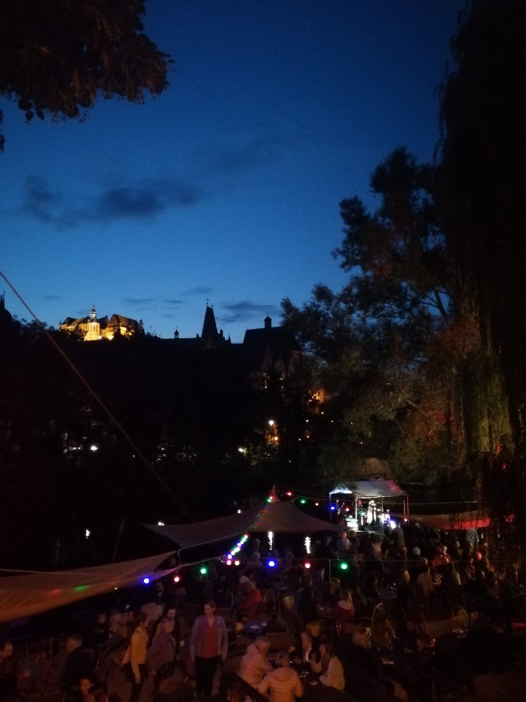 Veranstaltung zur blauen Stunde mit dem beleuchteten Marburger Schloss im Hintergrund