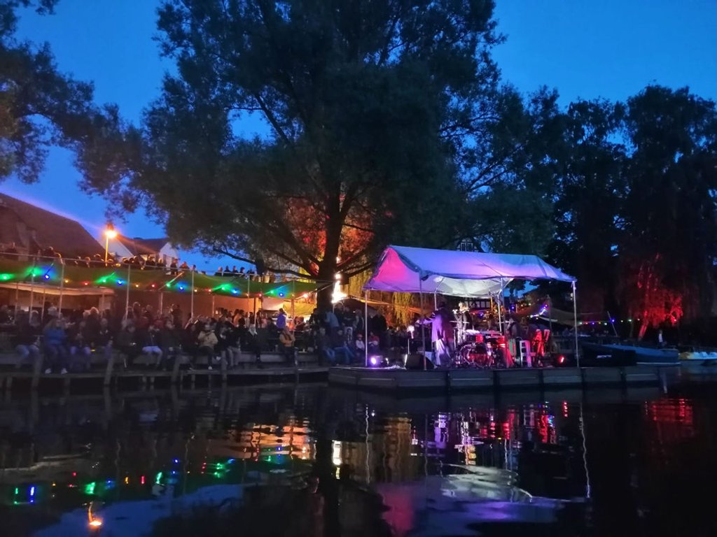 Live-Band auf der schwimmenden Bühne an der Lahn bei Nacht