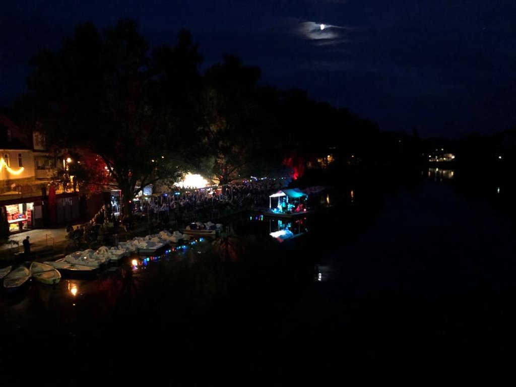 Mondnacht-Panorama über dem Ufercafé und der Lahn